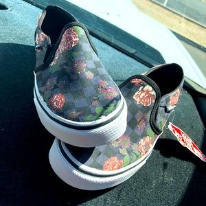 They are brand new vans they just don’t fit they are a size 6 in woman’s